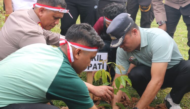 Tanam Bibit Pohon dalam Kegiatan 'Polri Lestarikan Negeri, Melalui Penghijauan Dini' Kab. Sijunjung
