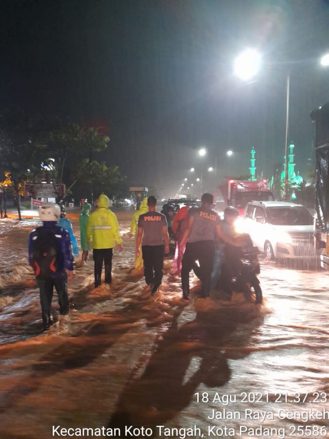 Tanggap Bencana Banjir, Polda Sumbar Siagakan Satu Pleton Personelnya