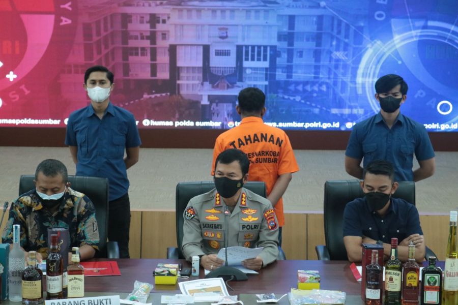 Tangkap Pelaku Penjual Minuman Beralkohol Tanpa Izin, Polisi Temukan Puluhan Paket Sabu