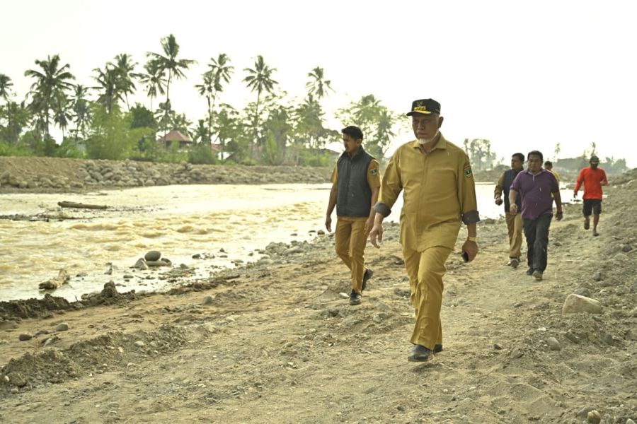 Tanpa Ragu, Gubernur Terobos Sungai Gunung Nago Demi Atasi Krisis Air 