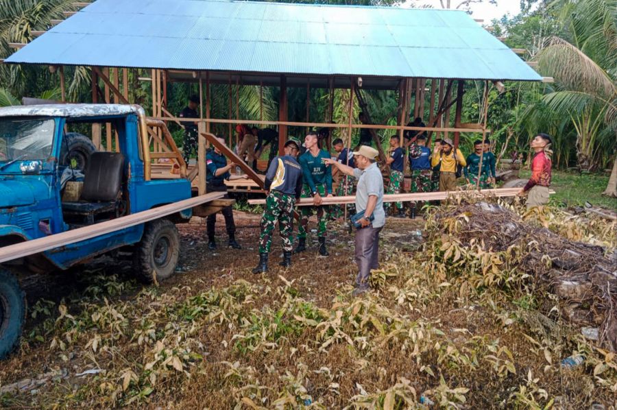 Taruna Latsitarda Nusantara ke 44 dan Masyarakat Batu Sopang Bantu Pembangunan Rumah Kaum
