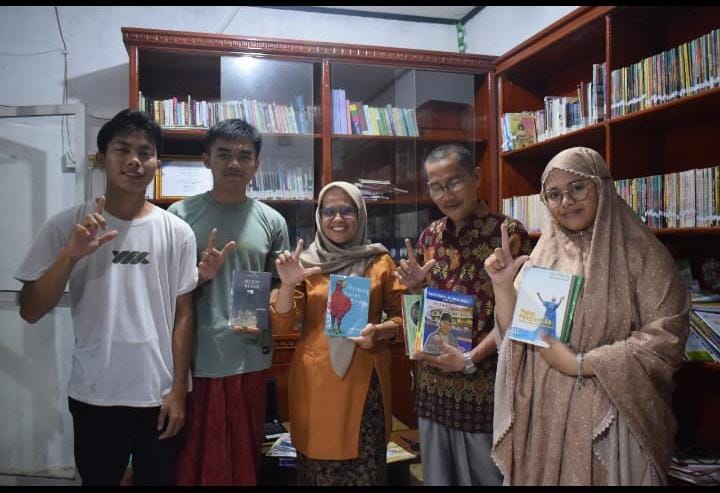 TBM Si Pintar Sungai Sarik Padang Pariaman Terima Donasi Buku dari Denny JA  