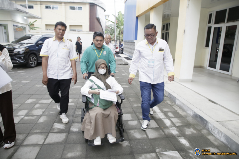 Tekad Lulus PTN, Perjuangan Peserta Pasca Operasi Tetap Ikut Ujian di Pusat UTBK UNP