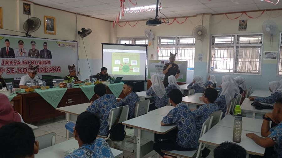 Tekan Angka Kriminalitas : Kejari Padang Launching Jaksa Mengajar SMP se Kota Padang