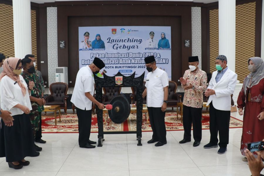 Tekan Penyebaran Penyakit Pada Balita, Gubernur Sumbar Luncurkan Gebyar Pekan Imunisasi di Kota Buki