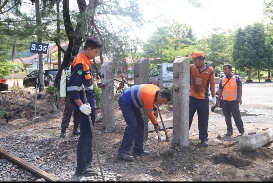 Tekan Risiko Kecelakaan, KAI Divre II Sumbar Kembali Tutup Perlintasan Liar di Padang Pariaman