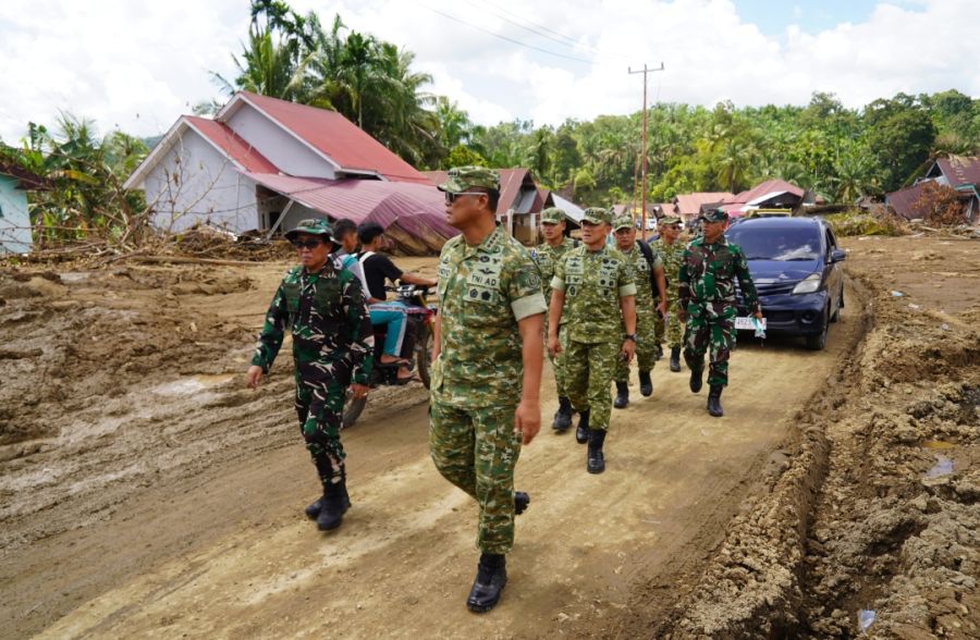 Terbang dari Sumut, Wakil Panglima TNI Langsung Kunjungi Daerah Terampak Bencana Di Agam 