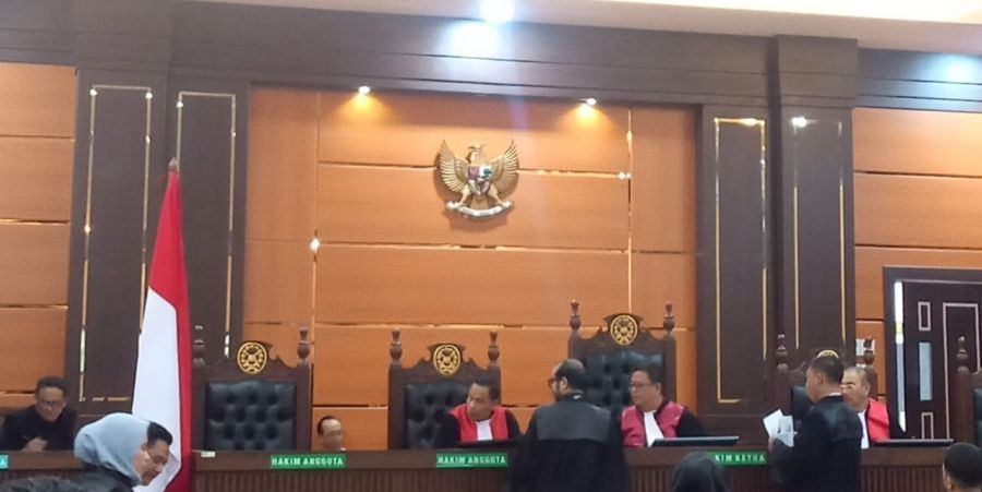 Terdakwa Dugaan Korupsi KUR Jalani Sidang Perdana Pengadilan Tipikor Padang, PH akan Ajukan Eksepsi 