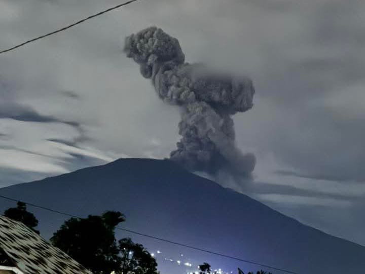 Terdengar Dentuman Keras dan Keluarkan Pijaran Api, Gunung Marapi Kembali Erupsi
