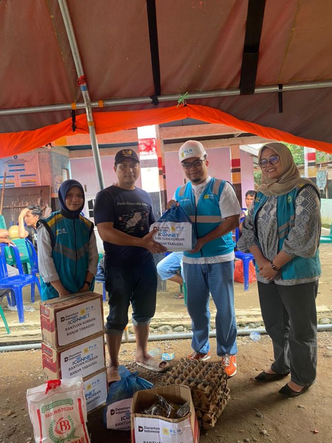 Terkoneksi dengan Hati, PLN Icon Plus Sigap Salurkan Bantuan Banjir di Padangsidimpuan