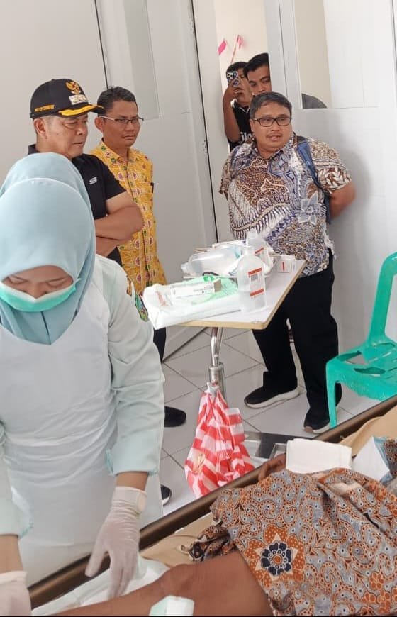 Tersengat Kabel Listrik di Kebun, Anis Dapat Santunan Bupati Welly