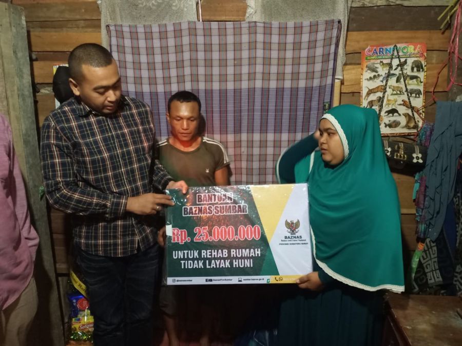 Teteskan Air Mata, Wagub Sumbar Bantu Warga Miskin