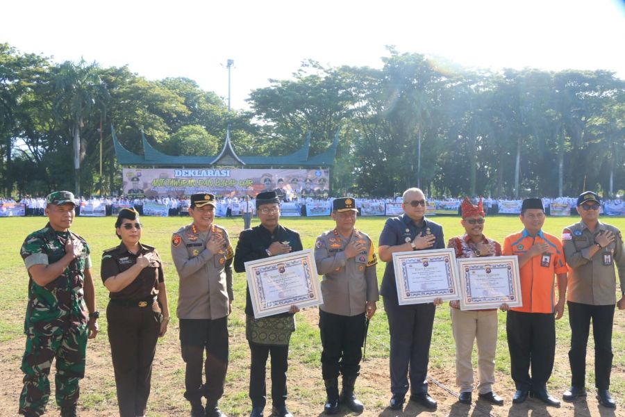 Tim Klewang Satreskrim Polresta Padang Terima Penghargaan dari Kapolda Sumbar 