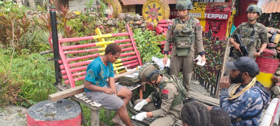 Tim Medis Satgas Ops Damai Cartenz Beri Pelayanan Kesehatan bagi Warga Puncak Jaya