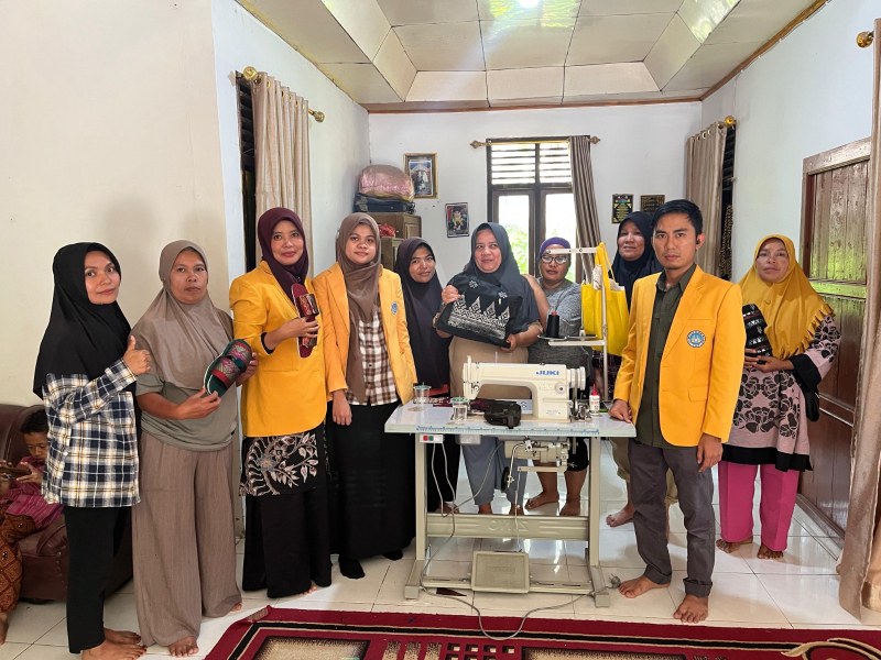 Tim Pengabdian UNP Beri Pelatihan Diversifikasi Produk, Lahirkan Dua Brand Baru Songket Silungkang