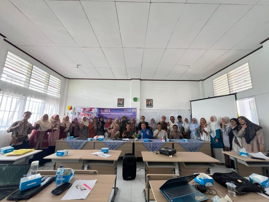 Tim Pengabmas UNP Perkuat Kompetensi Guru IPS Kota Padang dalam Pembinaan Olimpiade Sains Nasional