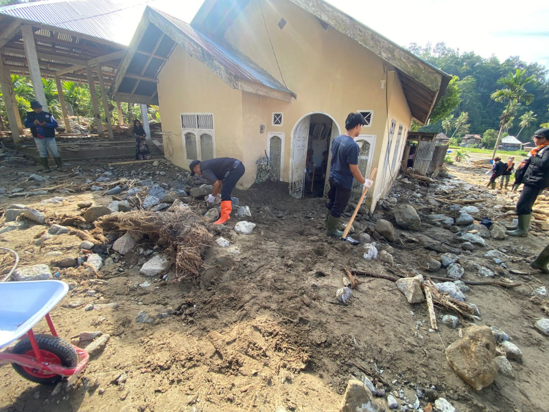 Tim Relawan UNP Bergerak Bersihkan Rumah Warga di Posko Bencana