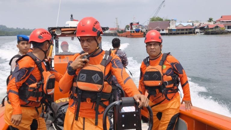 Tim SAR Bantu Evakuasi KMP Gambolo Terkendala di Laut, 97 Penumpang Selamat