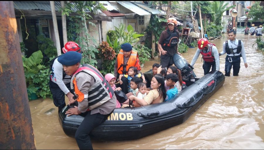 Tim SAR Korbrimob Polri Gerak Cepat Evakuasi Korban Banjir di Jakarta Timur