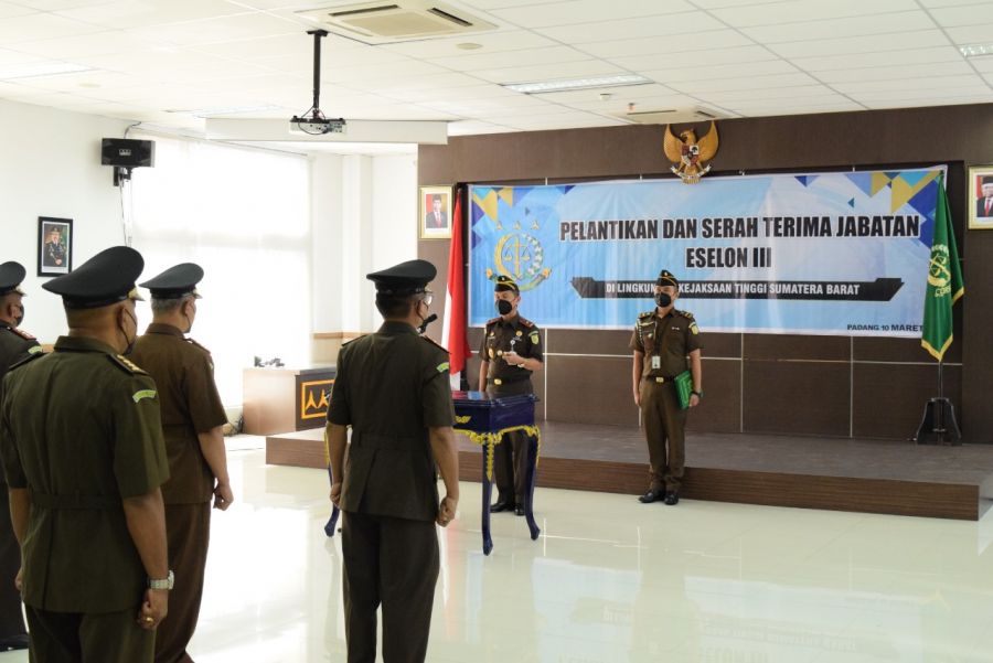 Tingkatkan Peran Aktif dan Koordinasi dengan Forkopimda, Kajati Sumbar Lantik Tiga Kajari Sekaligus