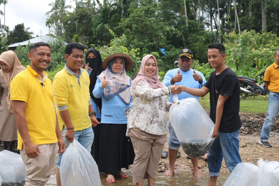Tingkatkan Produksi Budi Daya Ikan, Ketua Forikan Sijunjung Tebar Benih Ikan di Sungai Batang Nuang