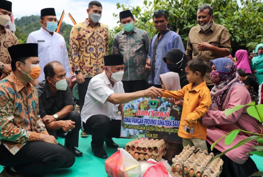 Tinjau Basis PDRI, Gubernur Sumbar Serahkan Bantuan Bibit Tanaman dan Sembako
