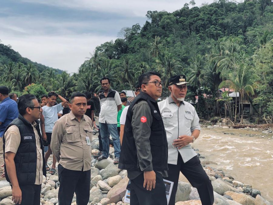 Tinjau Dampak Bencana di Pesisir Selatan, Gubernur Mahyeldi Tegaskan  Dana Penanganan Siap