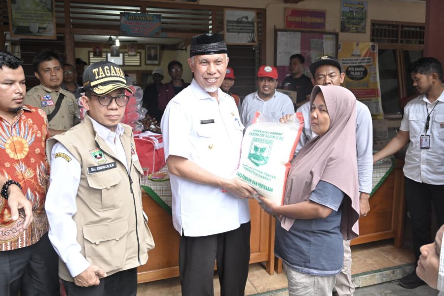 Tinjau Dampak Bencana di Sijunjung, Mahyeldi Beri Bantuan Provinsi & Pusat Senilai Rp400 Juta Lebih