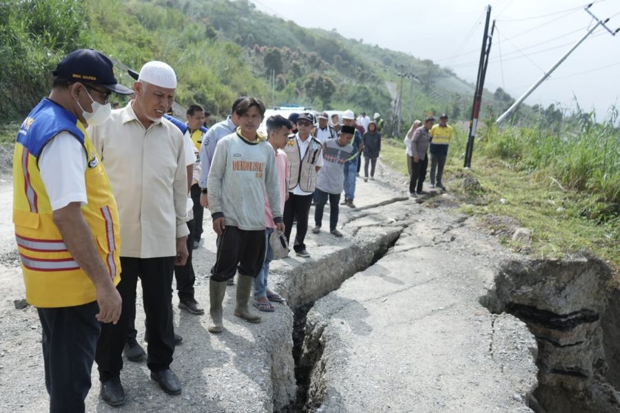 Tinjau Kerusakan Jalan Nasional di Aie Dingin, Mahyeldi Hentikan dan Evaluasi Aktivitas Pertambangan