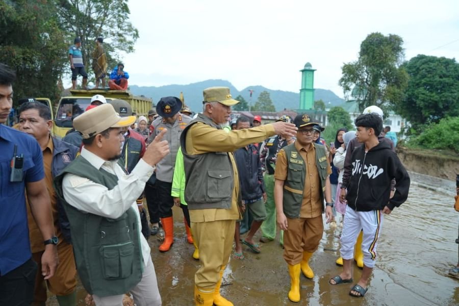 Tinjau Langsung Banjir Bandang Solok, Mahyeldi Fokus pada Keselamatan Warga dan Percepatan Pemulihan