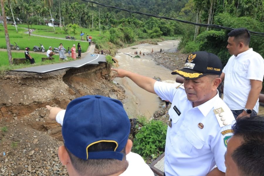Tinjau Lokasi Banjir; Bupati Welly Instruksikan Penanganan Cepat Jalan Darurat dan Pencarian Korban