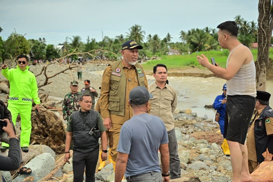 Tinjau Lokasi Terdampak Banjir, Gubernur Mahyeldi Instruksikan Pengerahan Alat Berat