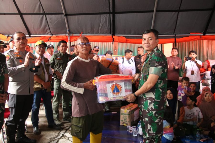 Tinjau Nagari Lima Kaum, Pangdam I/BB Serahkan Bantuan Kemanusiaan