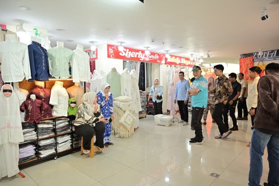 Tinjau Pasar Ateh Bukittinggi Saat Puncak Libur Lebaran, Mahyeldi Tekankan Hospitality & Kebersihan