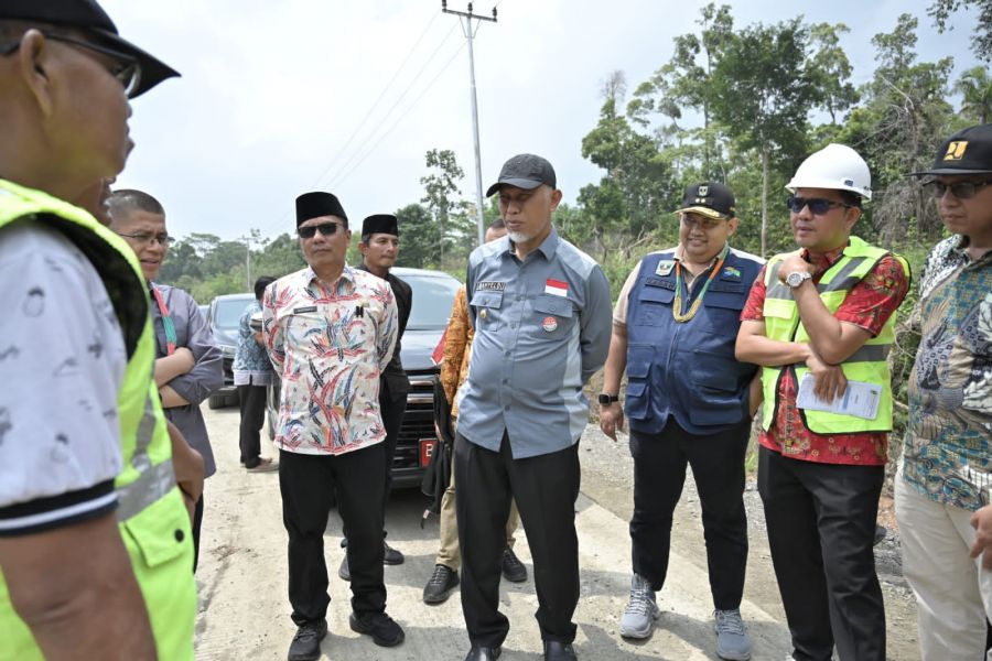 Tinjau Pengerjaan Jalan di Mentawai, Mahyeldi:Akses Jalan Penting untuk Perekonomian Warga di Sikere