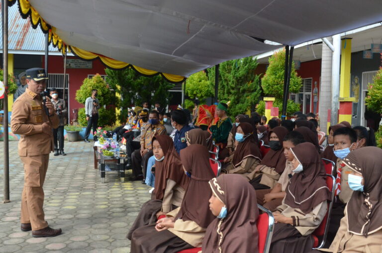 Tinjau Vaksinasi SDN 22 Sijunjung, Wabup Iraddatillah: Vaksin Modal Besar Kita Jaga Keselamatan Anak
