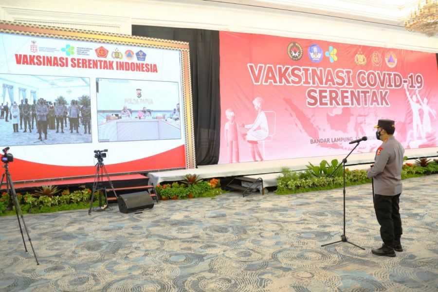 Tinjau Vaksinasi Serentak se-Indonesia, Kapolri Instruksikan Akselerasi ke Lansia dan Anak-Anak 