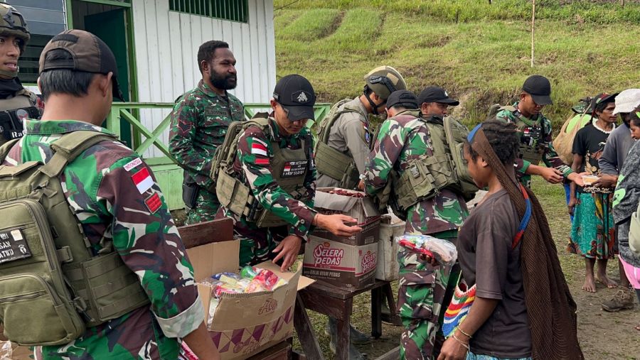TNI-Polri Gelar Bakti Sosial Kepada Warga Kiwirok