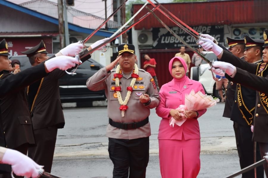 Tradisi Pedang Pora Sambut Kapolres Baru, AKBP Adirawa Resmi Pimpin Polres Pasaman