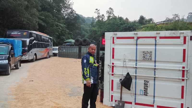 Truk Jagung 20 Ton Terguling di Panorama II, Jalur Padang-Solok Sempat Macet