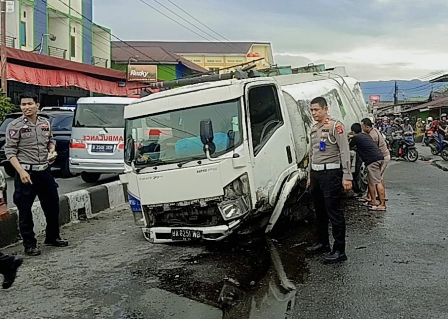 Truk Tangki Air Rebah Kuda di Kampung Kalawi, Polisi: Akibat Pecah Ban