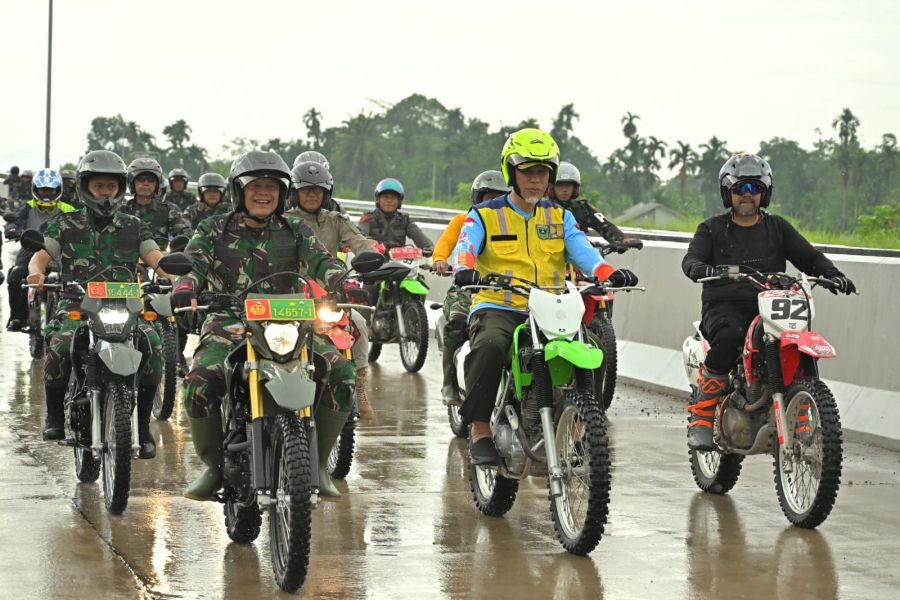 Tunggangi Trabas, Mahyeldi, Danrem 032/Wbr, & beberapa Kepala Instansi Tinjau Tol Padang-Sicincin