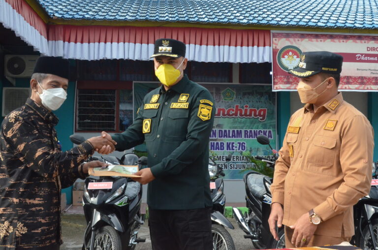 Tunjang Kinerja KUA, Bupati Benny Dwifa Serahkan Pinjam Pakai Kendaraan Roda 2 ke Kemenag Sijunjung