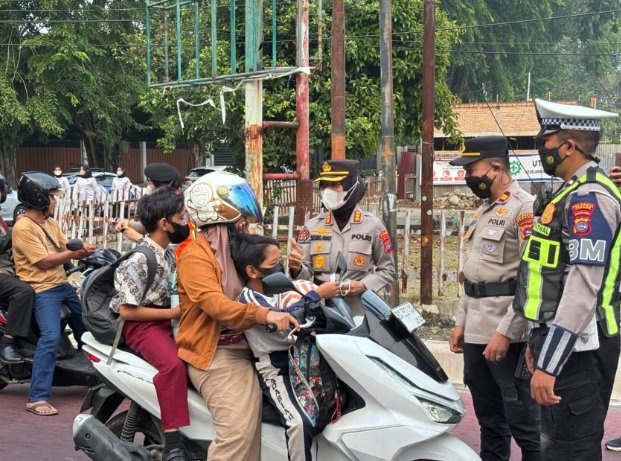 Turun ke Jalan, Polwan Polda Sumbar Bagikan Masker untuk Warga Kota Padang