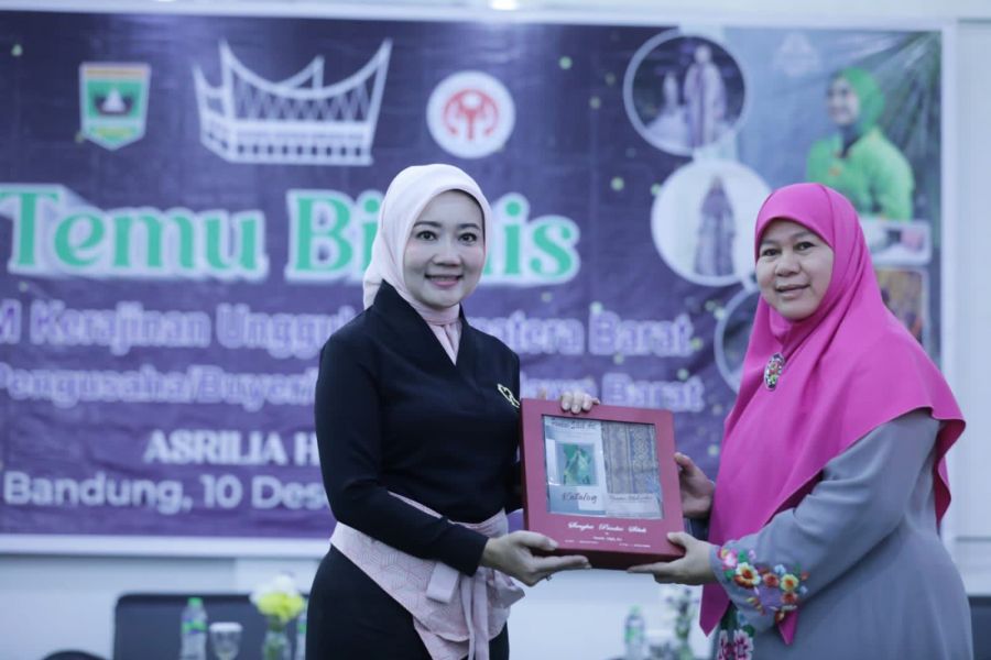 Umi Harneli Tawarkan Kerajinan Unggulan Sumbar Diacara Temu Bisnis UMKM di Bandung