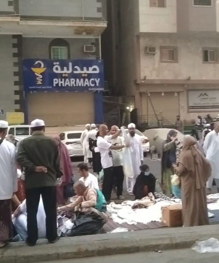 Uniknya Pedagang Kaki Lima di Depan Hotel Jamaah Haji Indonesia di Makkah
