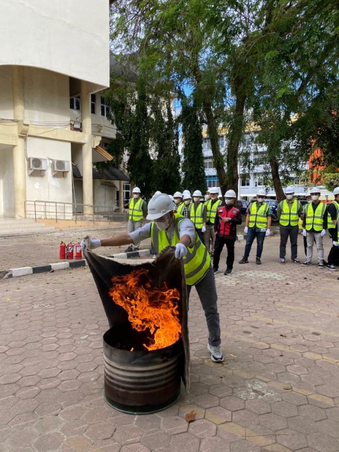 UNP Academy fasilitasi Pelatihan Basic Fire Fighting Untuk Calon Karyawan PT. Supreme Energy