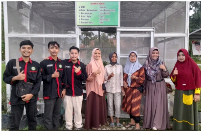 UNP Bantu Penerangan Otomatis pada 'Green House' Usaha Kelompok Wanita Tani Cempaka
