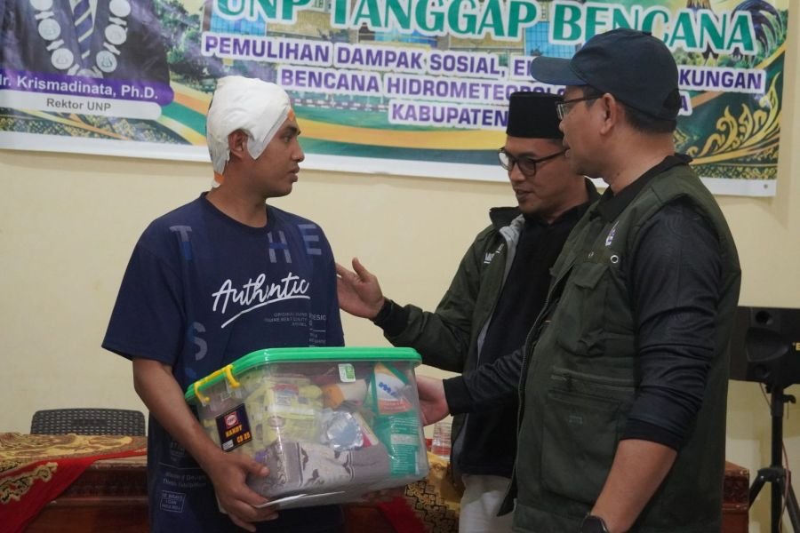 UNP Charity Salurkan Langsung Bantuan Bagi Korban Bencana Hidrometeorologi di Solok