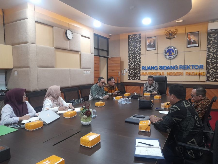 UNP dan BKKBN Sumbar Berkolaborasi Gelar Simposium Forum Rektor Kependudukan Nasional